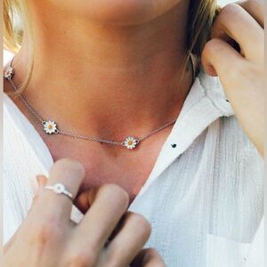 Pura Vida Daisy Necklace